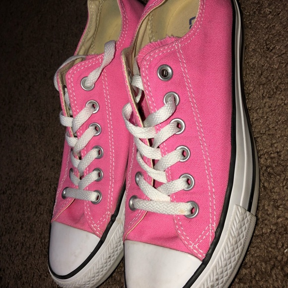 Pink low top Converse 💞 - Picture 2 of 2